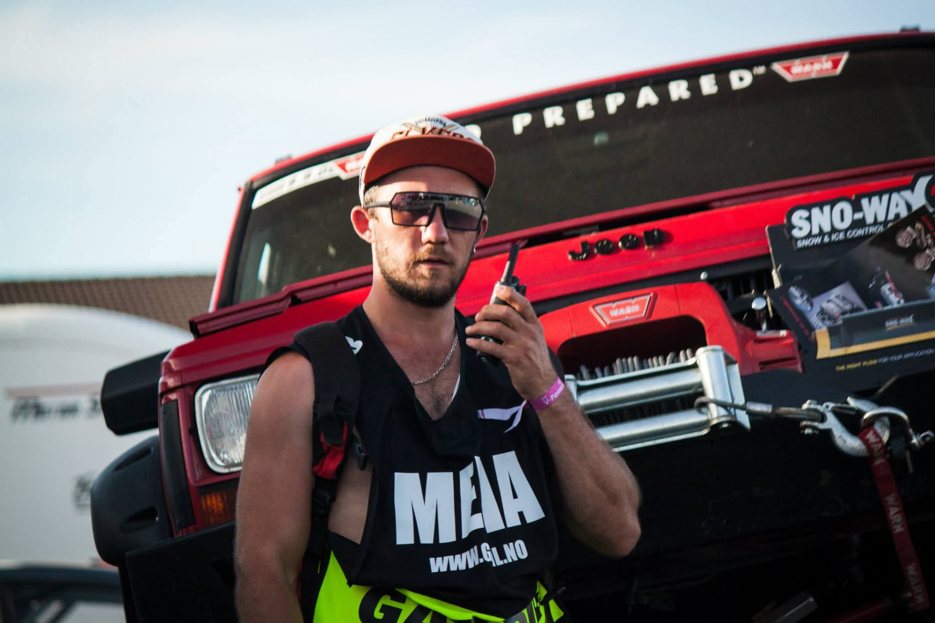 TopsWrap ved rød Jeep på udendørs event
